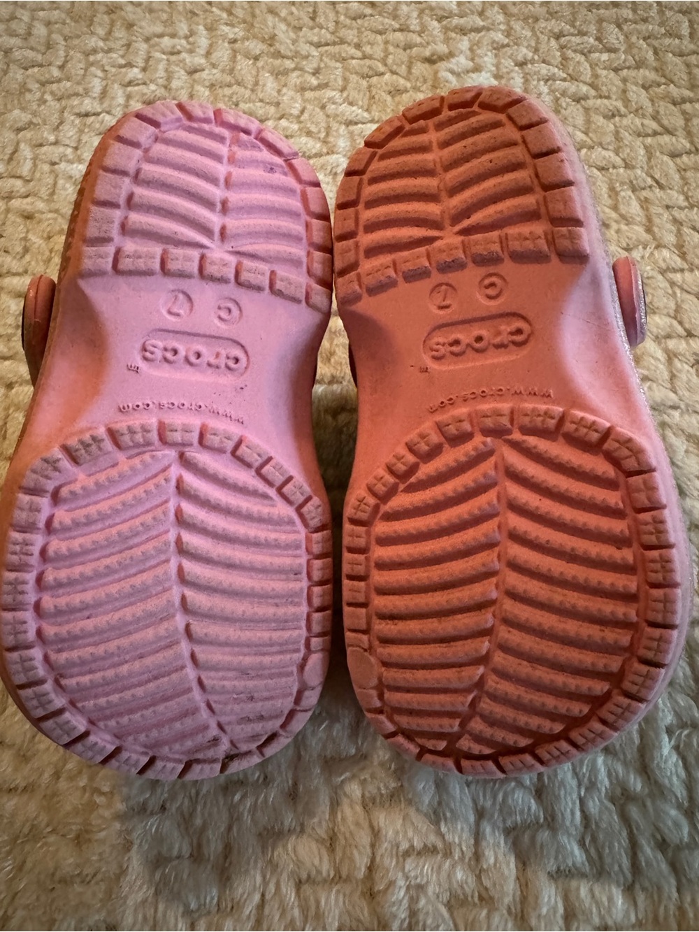 CROCS Kids Sparkle Pink Clog Shoes with Bug Charms Size 7 - Picture 10 of 11